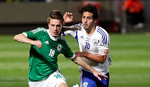 Das erste Spiel der U-21-EM bestreitet Gastgeber Israel mit Eyal Golasa (r.) gegen Norwegen 