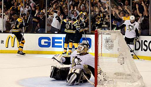 Ein Bild mit Symbolcharakter: Tomas Vokoun sitzt auf dem Eis, die Bruins feiern im Hintergrund