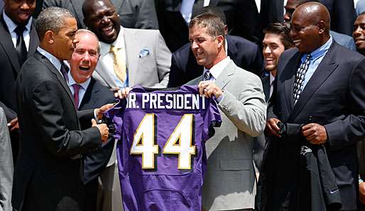Barack Obama (l.) empfing die Baltimore Ravens im Weißen Haus und bekam ein Trikot überreicht