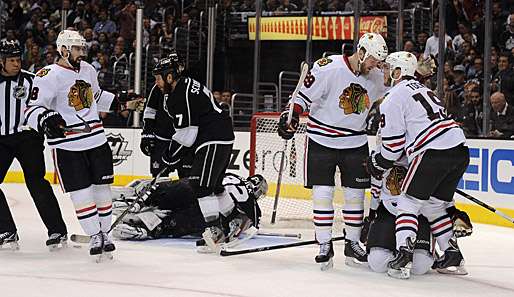 Patrick Kane (l.) und Co. beendeten die Serie der Kings im Staples Center