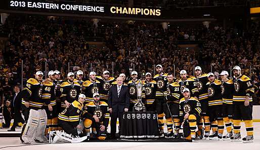 Bitte lächeln! Die Bruins lassen sich nach dem Sweep mit der Prince of Wales Trophy ablichten