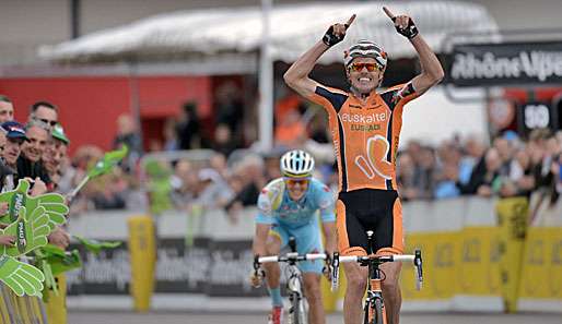 Samuel Sanchez vom baskischen Team Euskatel siegt vor dem Dänen Jakob Fuglsang