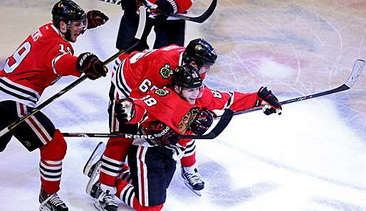 Riesenjubel in Chicago! Patrick Kane lässt sich nach seinem Overtime-Treffer gebührend feiern