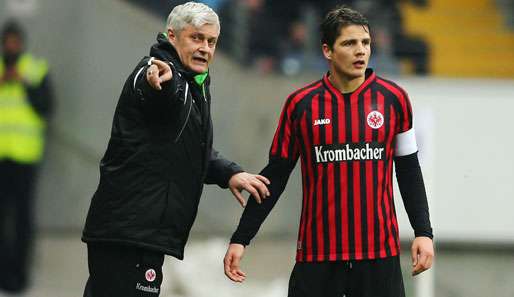 Pirmin Schwegler (r.) bleibt Armin Veh und der Frankfurter Eintracht treu