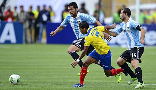 Javier Mascherano (r.) vom FC Barcelona flog nach einer Tätlichkeit vom Platz