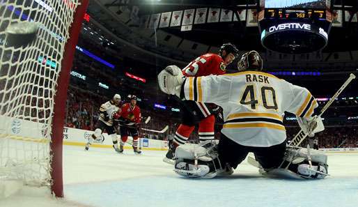 Matchwinner: Nach 112 (!) Minuten überwindet Chicagos Andrew Shaw Bostons Goalie Tuukka Rask