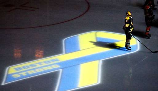 Das Bild, das in allen Zeitungen war: Dennis Seidenberg beim 1. Spiel nach den Anschlägen