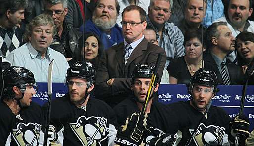 Trotz der herben Pleite gegen die Bruins verlängern die Pens den Vertrag mit Dan Bylsma (M.)