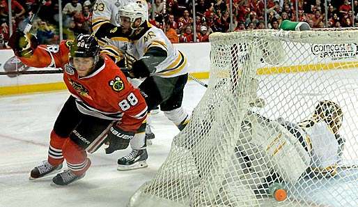 Blackhawks-Stürmer Patrick Kane lässt Bostons Goalie Tuukka Rask keine Chance