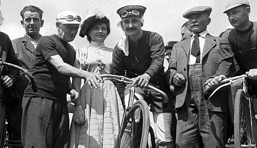 Eugene Christophe (2. v. l.) gehört zu den großen Legenden der ersten Tour-Jahre