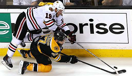 Patrice Bergeron (u.) liegt weiterhin mit einer schweren Lungenverletzung im Krankenhaus