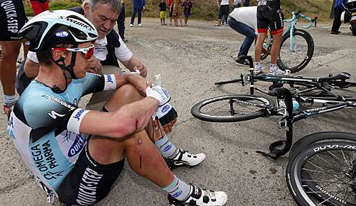 Am Boden: Tony Martin lässt sich nach seinem Sturz vom Teamarzt behandeln