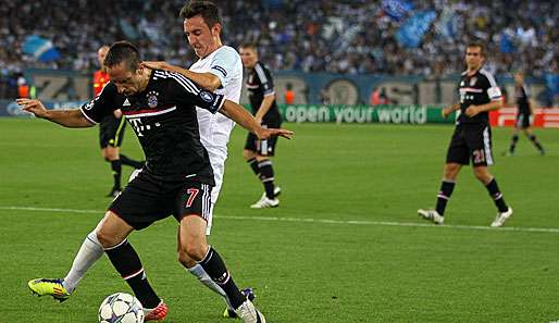 Josip Drmic, hier im Duell gegen ranck Ribery, hat langfristig in Nürnberg unterschrieben