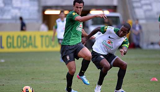 Leandro Damiao (l.) steht angeblich auf dem Wunschzettel des FC Southampton