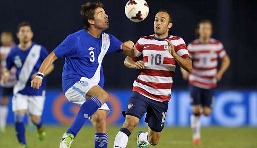 Landon Donovan (r.) traf gegen Guatemala gleich doppelt für Klinsmanns Elf