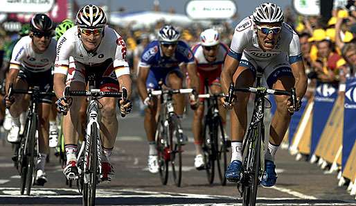 Nach 197 km setzte sich Marcel Kittel (r.) auf der 10. Etappe der Tour im Massensprint durch  