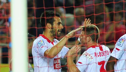 Alvaro Negredo (l.) schoss in der vergangenen Saison für den FC Sevilla 31 Pflichtspieltore