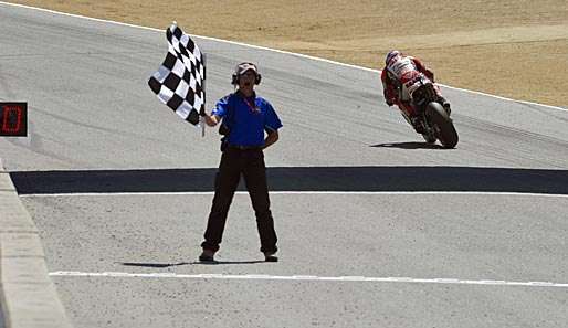 Besonders froh war Bradl darüber, dass er neben Valentino Rossi auf dem Podium stehen durfte