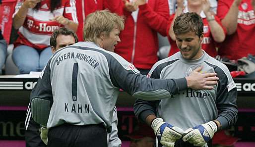 Da war noch alles gut: Oliver Kahn übergibt das Bayern-Tor an Nachfolger Michael Rensing