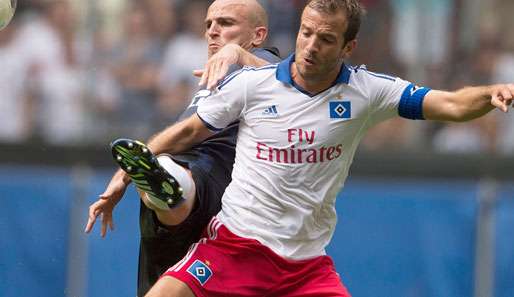 Inters Esteban Cambiasso im heißen Duell mit Hamburg-Star Rafael van der Vaart