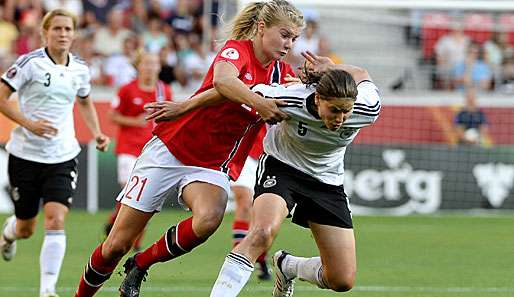 Simone Laudehr (r.) ringt mit dem DFB-Team gegen Norwegen um den achten EM-Titel