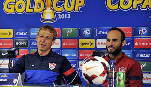 Jürgen Klinsmann (l.) kann sich vorstellen, über 2014 hinaus US-Nationaltrainer zu bleiben