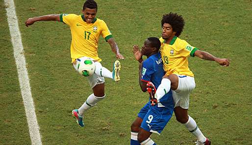 Mit Dante (r.) und Luiz Gustavo (l.) fährt Brasilien zum Testkick in die Schweiz