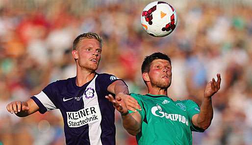 Dank eines Treffers des Hunters (r.) siegte der FC Schalke mit 1:0 gegen den Oberligisten Nöttingen