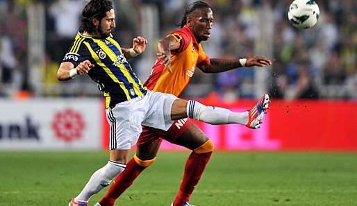 Didier Drogba (r.) spielt sein zweites Derby gegen Fenerbahce