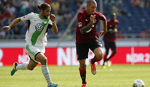 Leon Andreasen (r.) zog sich im Spiel gegen Wolfsburg eine Knieverletzung zu