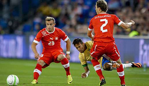 Stephan Lichtsteiner (r.) im Zweikampf mit Brasiliens Superstar Neymar