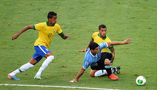 Luiz Gustavo (l.) äußerte sich vor dem Testspiel gegen die Schweiz zu seiner Zukunft