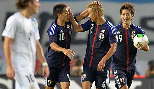 Die beiden japanische Torschützen, Kagawa und Honda (2. und 3. v. l.), unter sich