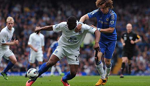 David Luiz (r.) soll auch in der nächsten Saison weiter das Trikot des FC Chelsea tragen