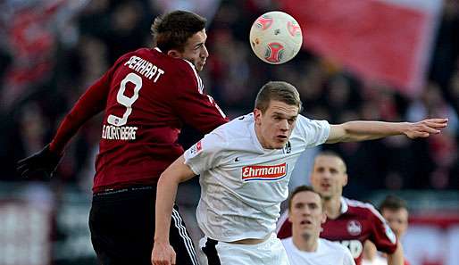 Matthias Ginter (r.) vom SC Freiburg sieht sich nicht auf einer Stufe mit Mario Götze