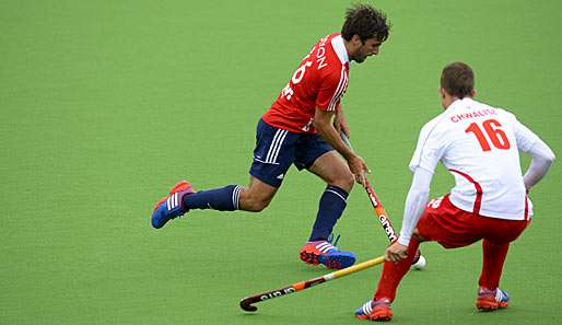 Adam Dixon (l.) und zog mit England als zweites Team der Gruppe B ins Halbfinale ein