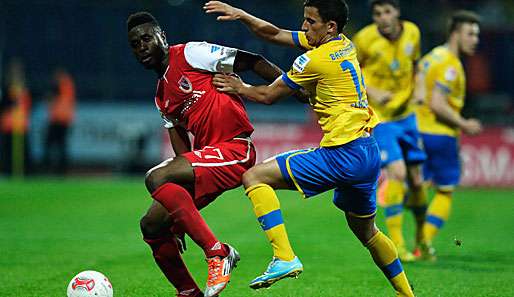 Energie Cottbus zittert um den Verbleib von Torjäger Boubacar Sanogo (l.) 