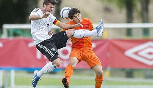 Anass Achahbar (r.) im Duell mit Robert Yalcin beim U-19 Länderspiel der Niederlande gegen Deutschland