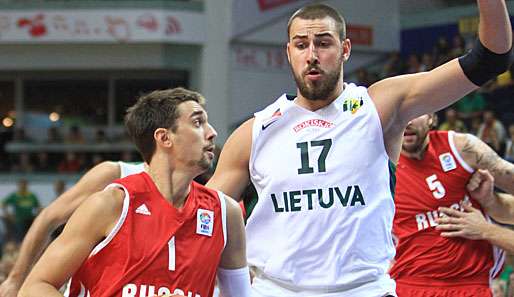 Jonas Valanciunas (r.) war auch gegen Russland mal wieder Litauens bester Spieler