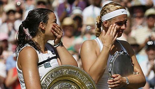 Träne der Trauer und der Freude: Sabine Lisicki (r.) unterlag im Wimbledon-Finale deutlich