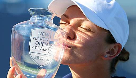 Simona Halep und die Trophäe von New Haven - eine sehr innige Beziehung