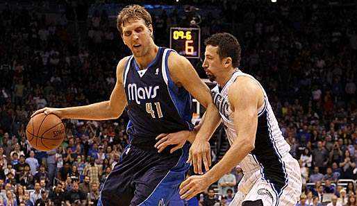 Hedo Turkoglu (r.) im Zweikampf mit Dirk Nowitzki