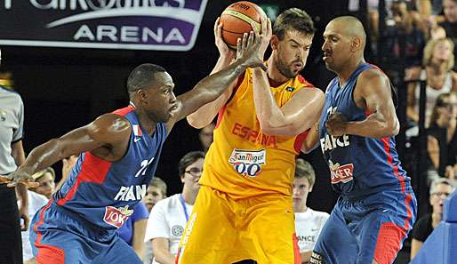 Center Marc Gasol (M.) möchte mit Spanien das Triple holen