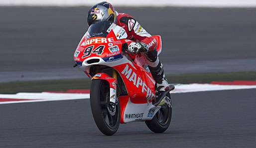 Jonas Folger kam beim Qualifying in Silverstone knapp eine Sekunde nach Maverick Vinales ins Ziel