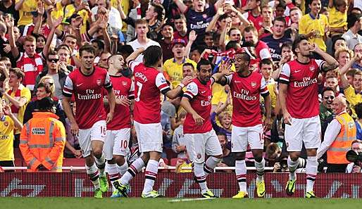Olivier Giroud (r.) und der FC Arsenal bejubeln den 1:0-Treffer gegen ihren Rivalen 