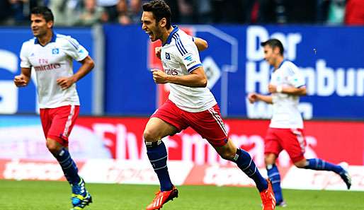 Hakan Calhanoglu (M.) hat sich gegen Andorra in der türkischen Mannschaft festgespielt