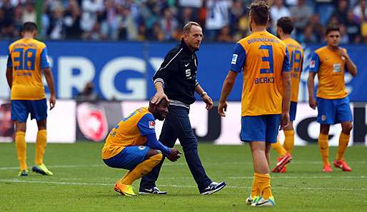 Thorsten Lieberknecht (M.) hat sicherlich auf einen anderen Saisonstart mit Braunschweig gehofft 