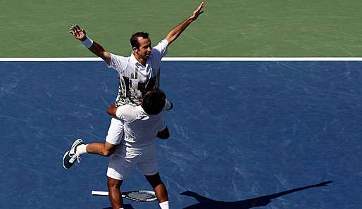Siegerpose: Leander Paes trägt Radek Stepanek, der die Arme nach oben wirft