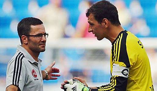 Club-Trainer Michael Wiesinger (l.) im Gespräch mit Torhüter Raphael Schäfer