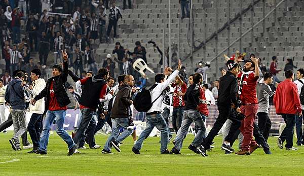 Beim Derby zwischen Besiktas und Galatasaray kam es zu schweren Ausschreitungen 